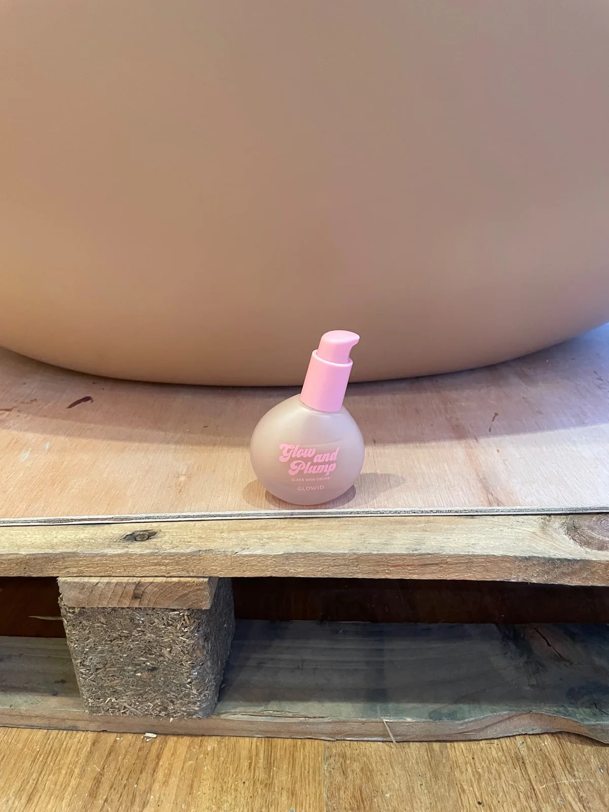 Originalprodukten, en liten pumpflaska, framför den storskaliga modellen