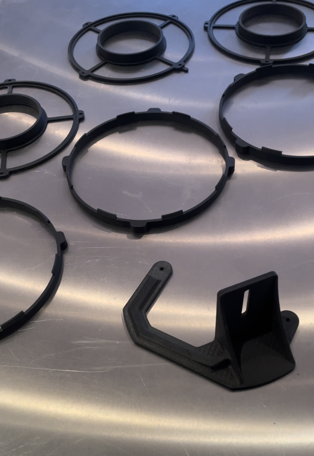 Flera svarta kamerafästen och ringar utlagda på metallbänk