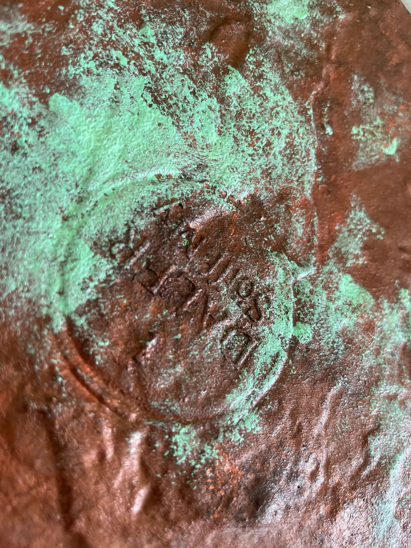 Makrobild på präglingen med patina i fördjupningarna