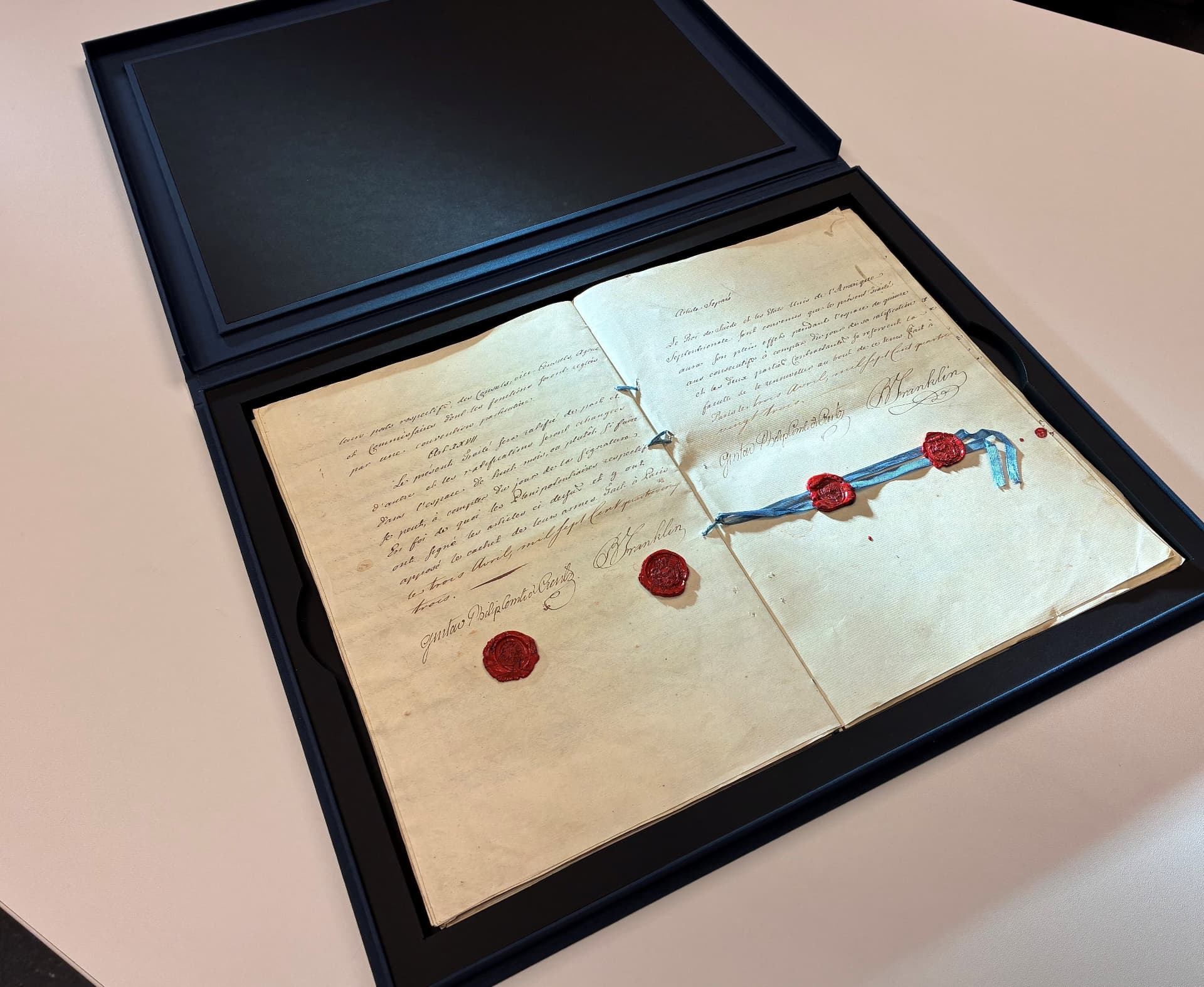 Historiskt dokument med lacksigill i öppen monter