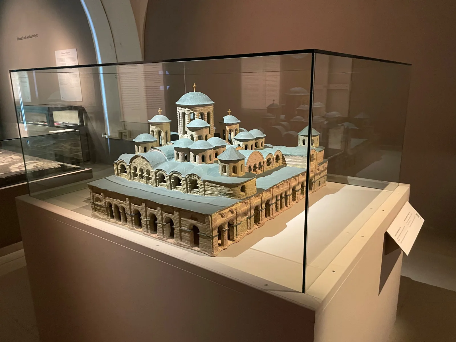 Storformatsmodell av Sofiakatedralen i Kyiv i monter på Armémuseum