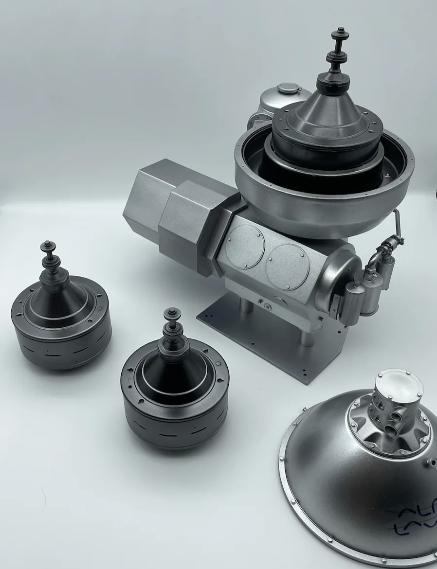 Skalmodell av industriell separator med löstagbara delar i metallisk finish