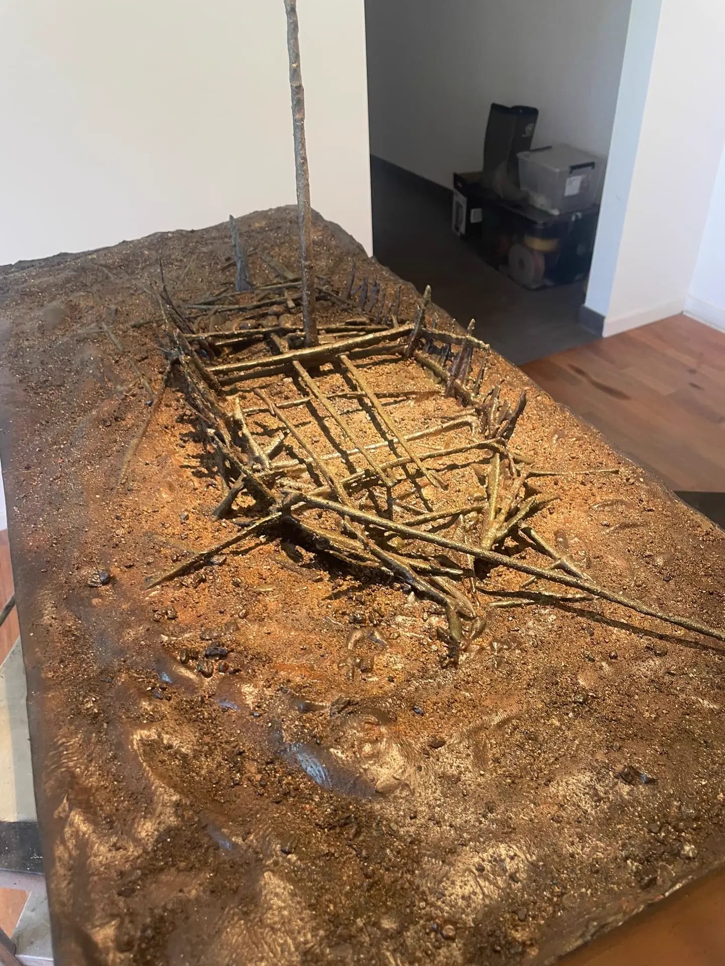Utställningsmodell av ett vrak på havsbotten i skala